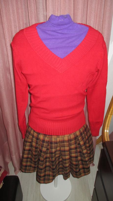 Červený svetrík klasický, s