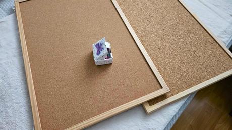 2x korková nástenka 60x40 cm,