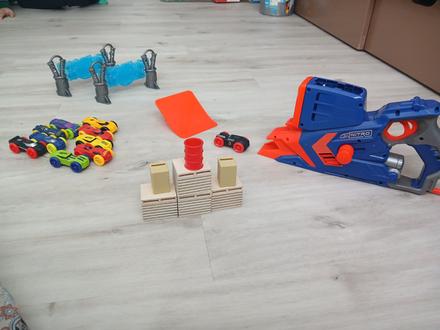 Nerf nitro vystrelovanie áut s prekážkami,