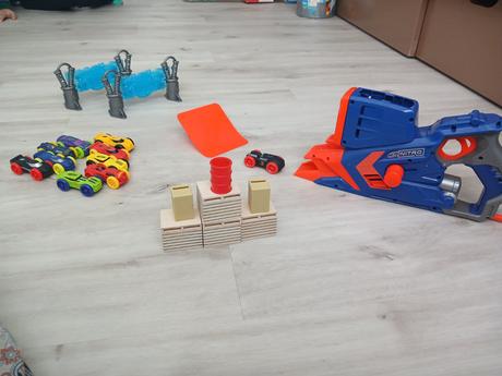 Nerf nitro vystrelovanie áut s prekážkami,