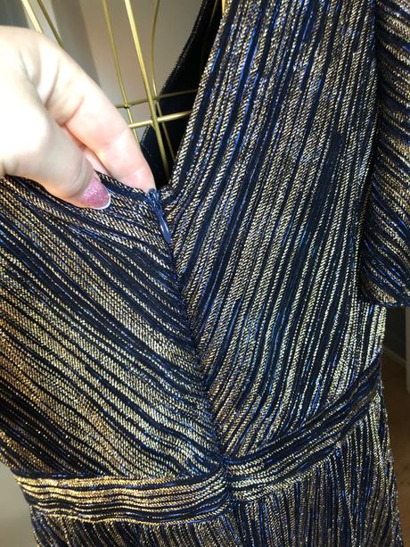 Tmavomodré šaty so zlatými detailami, 48