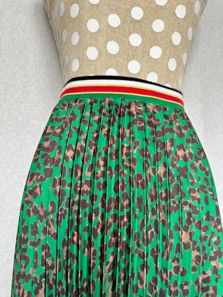 Výrazná plísovaná sukňa,