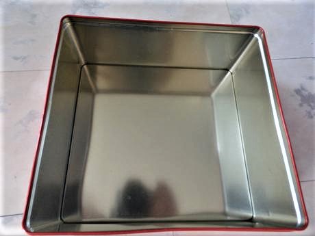 Plechový box na zákusky,