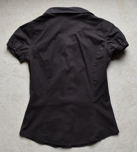 Tmavohnedá blúzka s krátkym rukávom, s