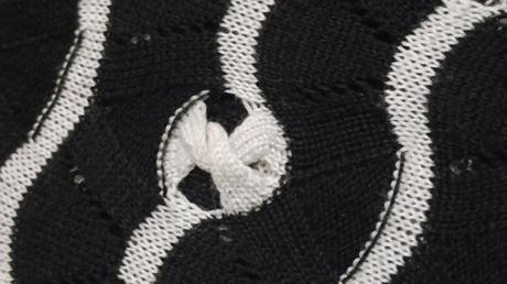 Pulóvrik čierno biely , málo nosený m/l, m