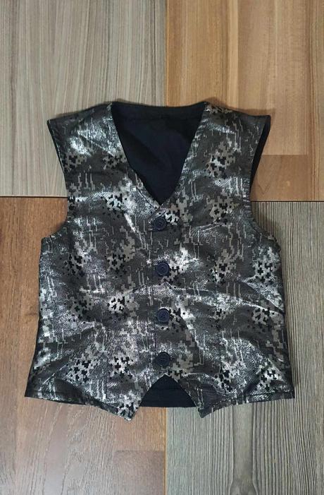 Chlapcenska vesta k obleku, 104