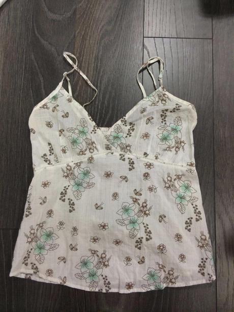 Biely top - kvetinkový, s