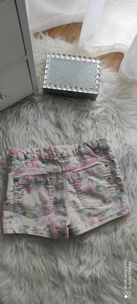 Kraťasy s kvetmi, f&f,134