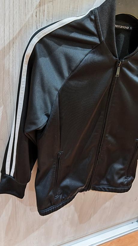 Čierna mikina s pásikmi, xs