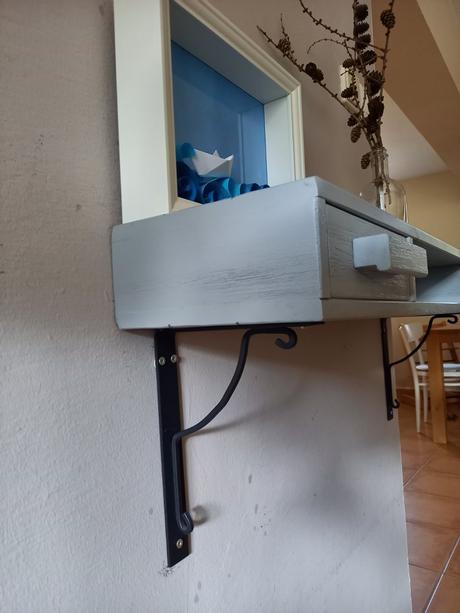 Nástenná polica so zásuvkami,