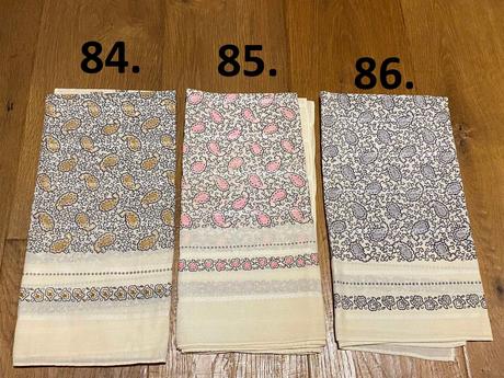 Šatky rôznych farieb a vzorov,