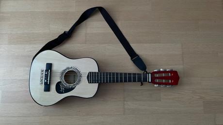 Klasická detská drevená gitara (hračka),