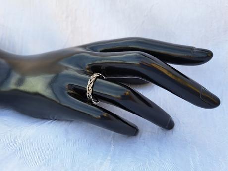 Strieborný prsteň prepletený,