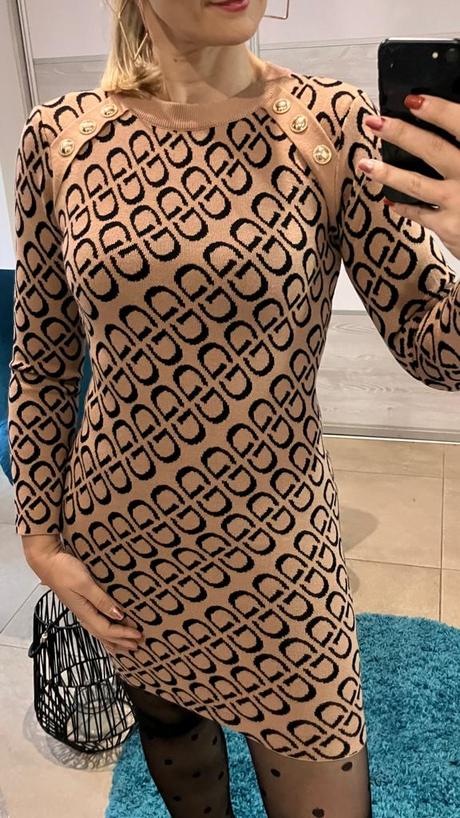 Dámske úpletové šaty vzorované so zlatými gombíkmi, l / m / s