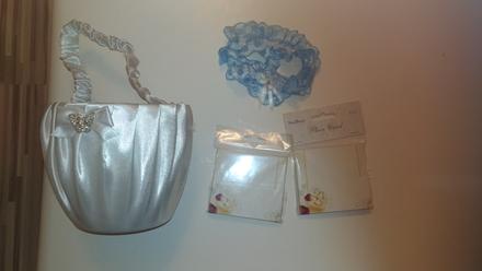 Svadobný svetlomodrý podväzok, biely saténový koš,