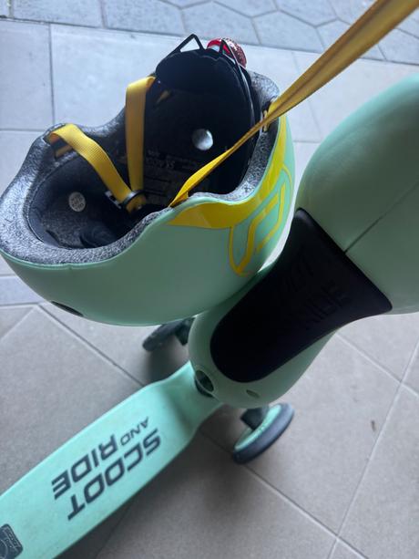 Kolobezka/odrazadlo scoot ride a prilba,