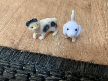 Sada figúrok zvierat, časopisov a zošitov, 