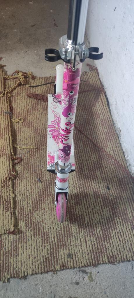 Dievčenská kolobežka,