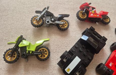 Lego autíčka a motorky,