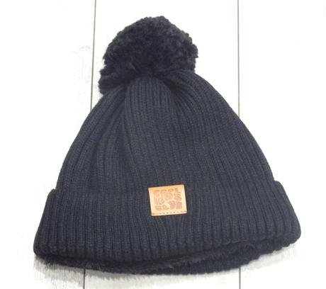 Čierna čiapka s brmbolcom, 50