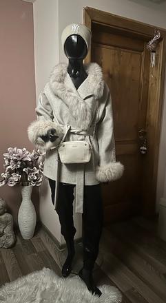 Krásny béžový kabát s perličkami na rukáve, l / m