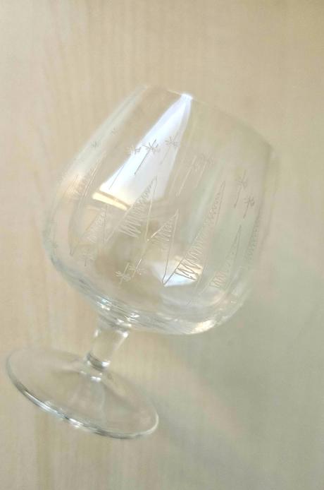 Malý pohárik na stopke s gravírovanými stromčekmi, 