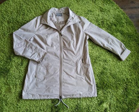 Béžový plášť, 44