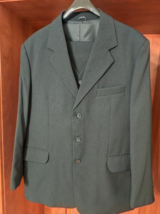 Čierny pánsky oblek s vestou, 54