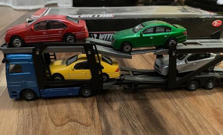 Auto s návesom a autíčkami, 