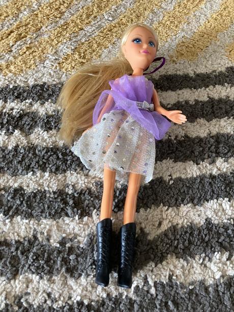 Blond bábika v čižmách, 