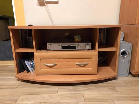 Stolík pod televízor, 