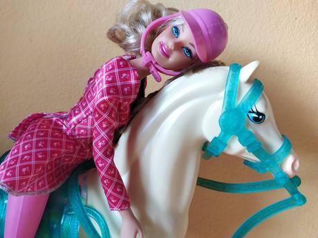 Barbie poníková akadémia, 