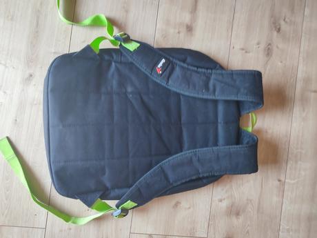 Čierny batoh so zelenými detailmi, 