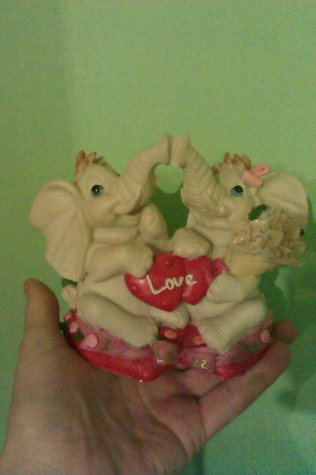 Keramicky slonikovia-drzane vo vitrine,