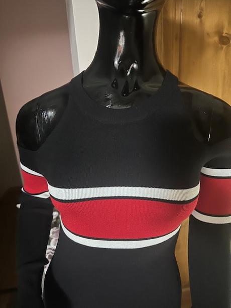 Úpletové šaty s odhalenými plecami zn. guess, guess,l / m