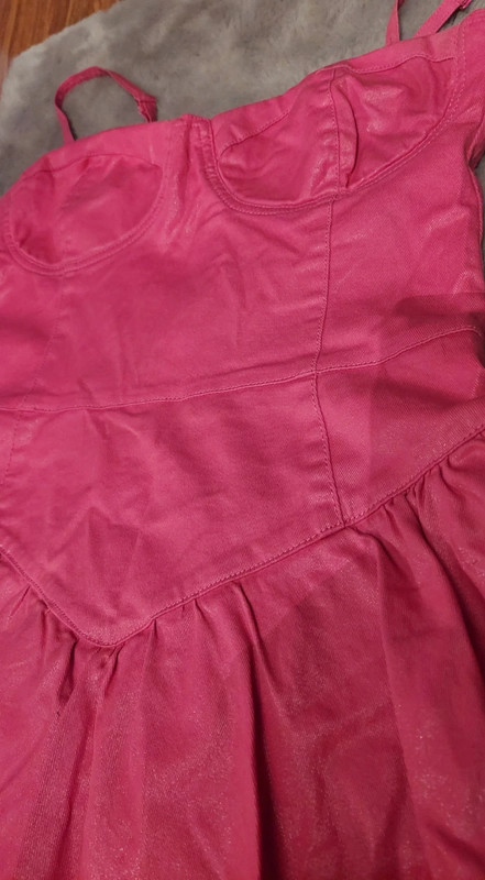 Mile ruzove saty, miss selfridge,s