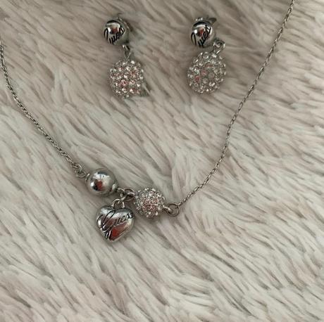 Guess set - nausnice+nahrdelnik, guess