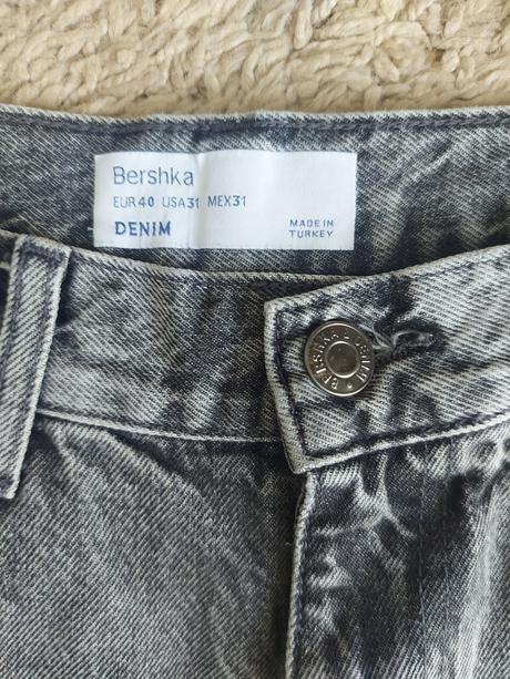 Šortky 31, bershka,40