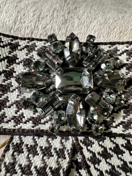 Brošňa v gingham vzore,