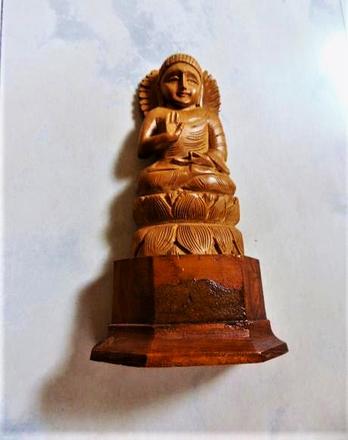 Drevená socha budhu,