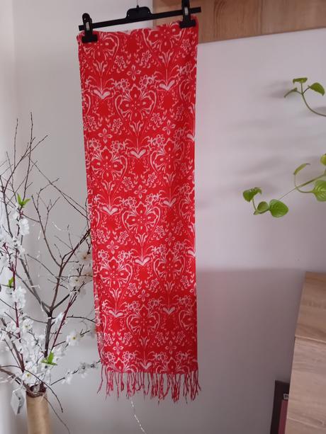 Červená šatka so strapcami, gate