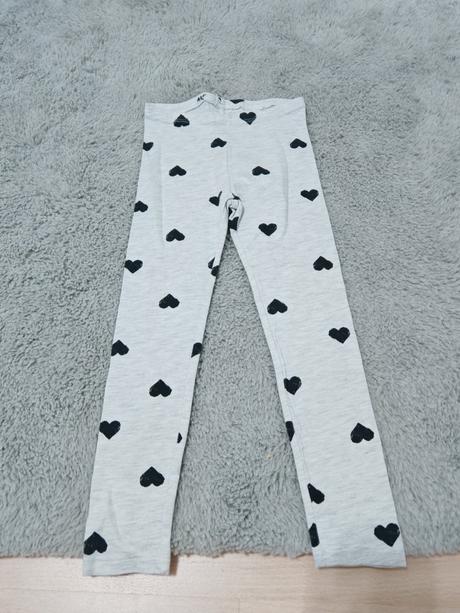 Legínky bledo-sivé so srdiečkami 110, 110