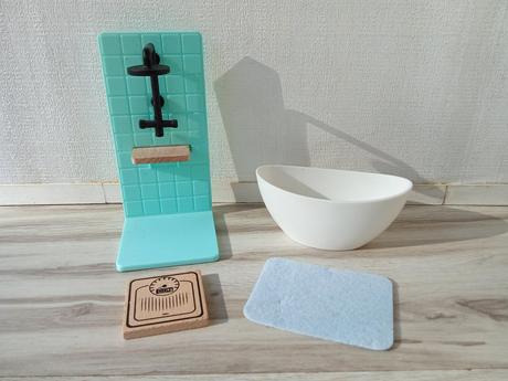 Drevený nábytok pre bábiky s 2 bábikami a mačkami, 