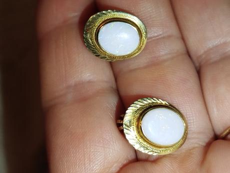 Zlaté náušnice s opalom,