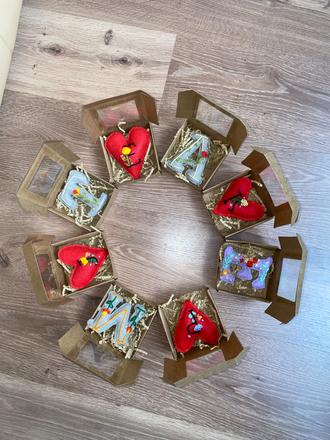 Ručne vyšívana ozdoba na kočík / ruksak, 