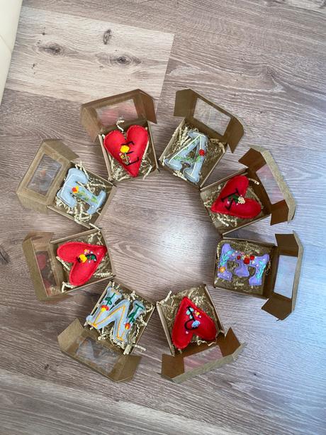 Ručne vyšívana ozdoba na kočík / ruksak, 