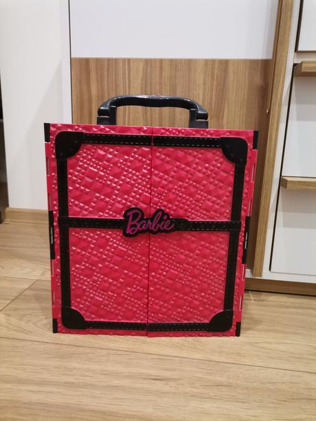 Barbie skriňa, 