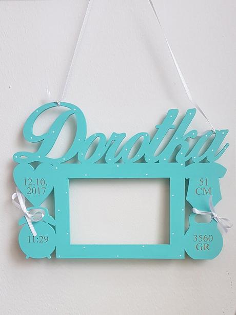 Fotorámik s menom a údajmi,