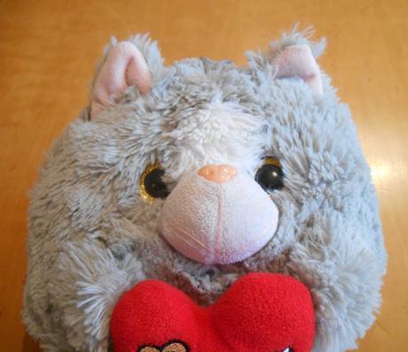 Plyšová mačka guľatá s veľkými očami,