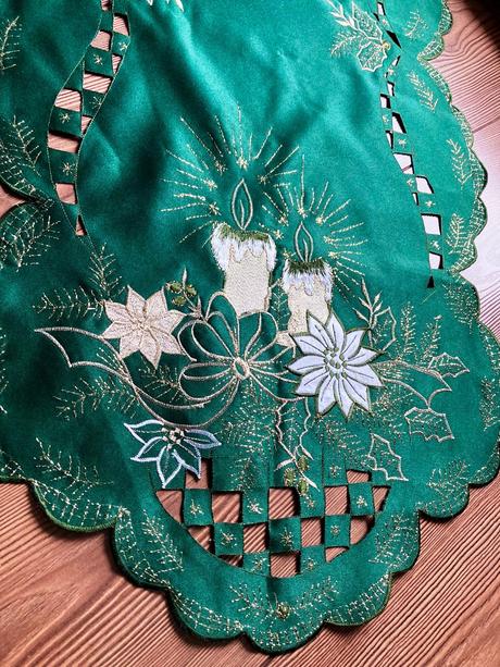 Vianočný obrus so zlatou výšivkou, 